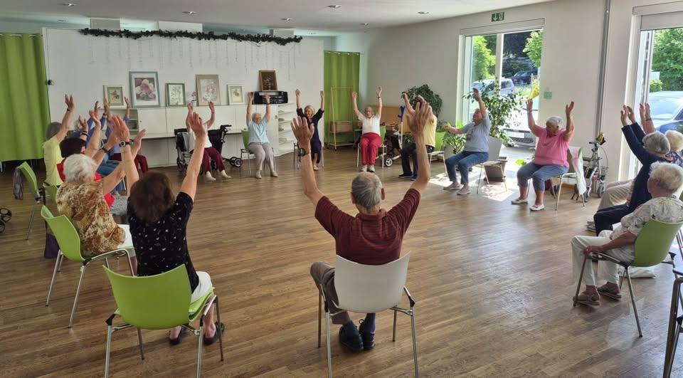 Ist möglicherweise ein Bild von Yoga und tanzt